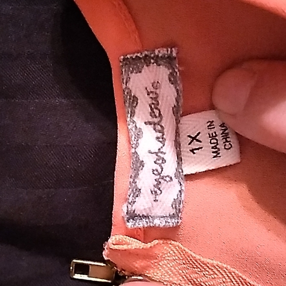 Eyeshadow blouse coral short sleeve with eyelets and fringe on bottom - Picture 4 of 6